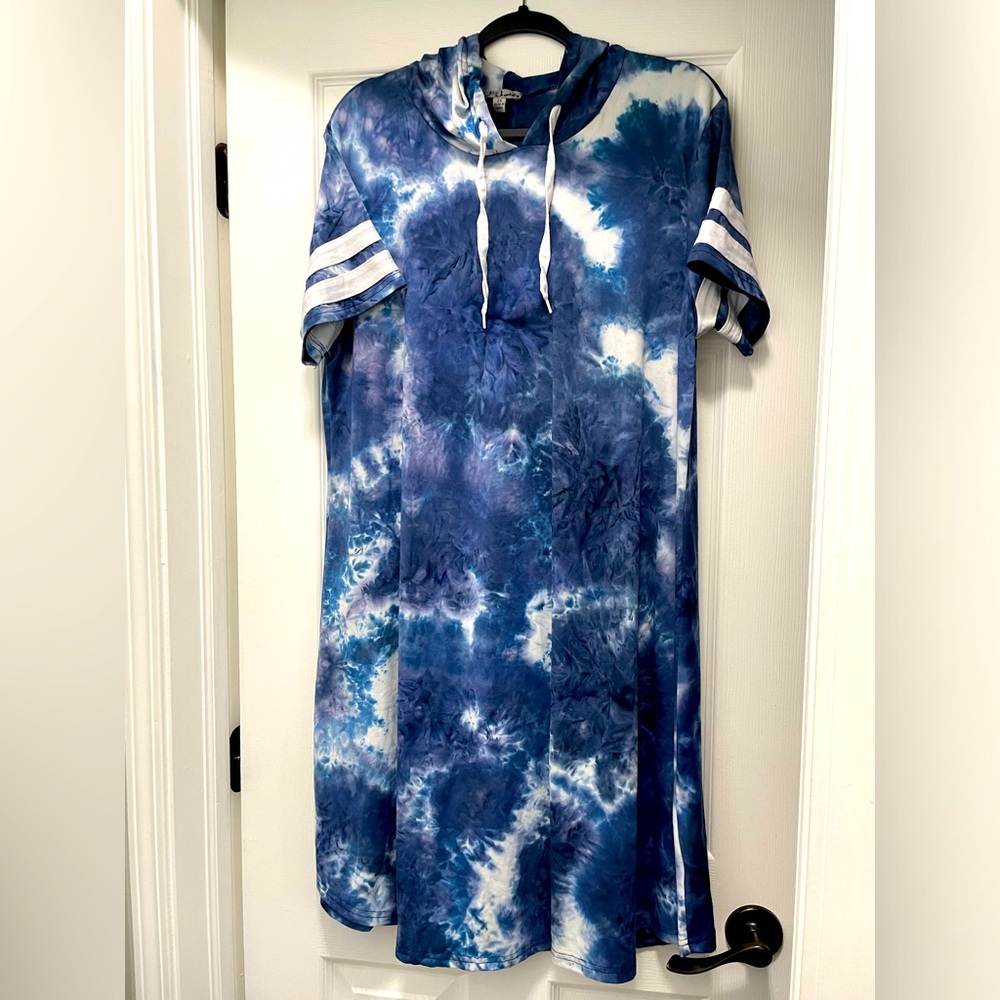 Sport hooded dress.cute, very good material. Looks like the blue sky with clouds
